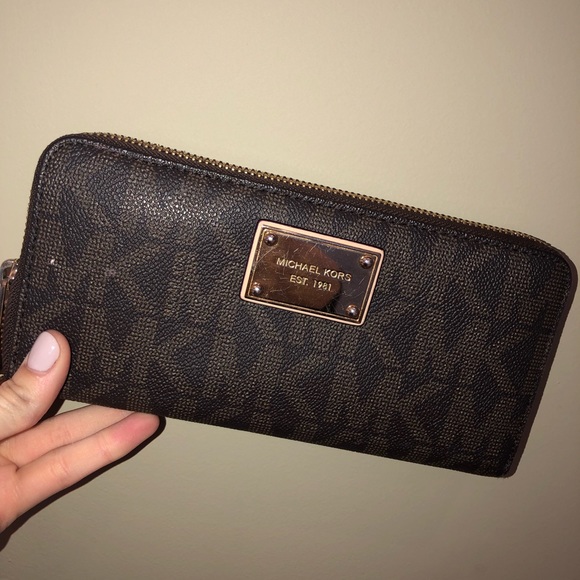 Michael Kors Bag and Wallet Set - Picture 2 of 8